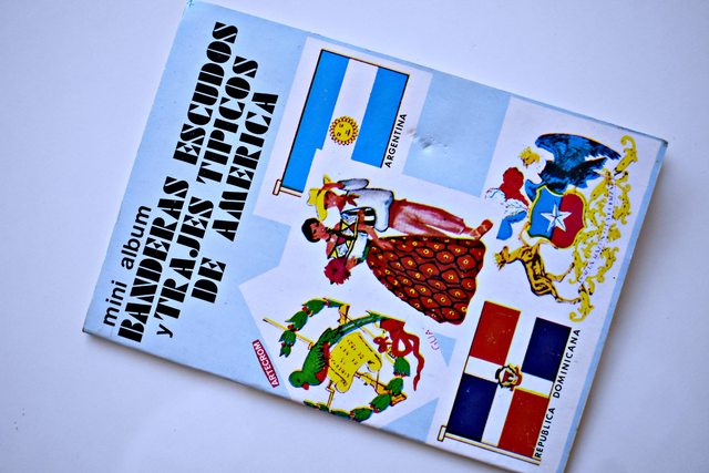 Banderas, Escudos y Trajes tipicos de America (Artecrom, 1990): Tiene 12 Láminas