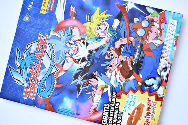 Beyblade 2 Let it Rip! (Panini, 2004): Tiene 64 Láminas