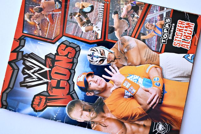 WWE Icon (Topps, 2009): Álbum Completo (Con todas sus láminas pegadas)