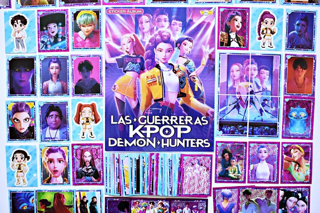 . 01 Álbum Las Guerreras KPop [Demon Hunter]: Álbum Completo A Pegar